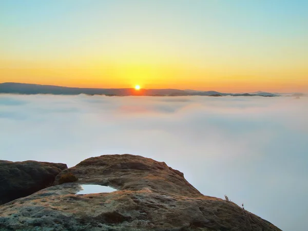 Magnifique paysage brumeux, printemps bleu rose lever de soleil brumeux dans une belle vallée de la Saxe Suisse parc. Les collines lointaines ont augmenté du brouillard — Photo