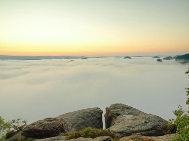 muhteşem adamlara peyzaj, Bahar mavi pembe puslu gündoğumu Saksonya İsviçre parkın güzel bir vadi. far hills sis arttı
