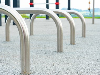 Güvenlik detaylarıyla modern oyun alanı ekipmanları. Parktaki çocuk parkı. 