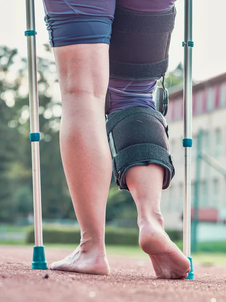 Medikal Sopalarla Yaralanan Sporcu Kadınların Dizliklerini Incitiyor Çıplak Ayaklı Olgun — Stok fotoğraf