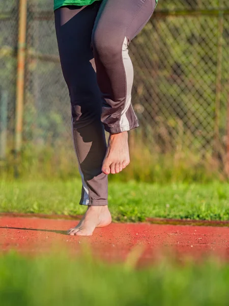 Žena Středního Věku Protahuje Kolena Kotníky Ona Skákání Bosé Nohy — Stock fotografie