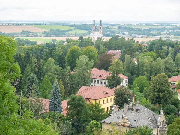 Luze Vesnice Barokní Kostel Trčí Parku Cestování Střední Čechách Evropa — Stock fotografie