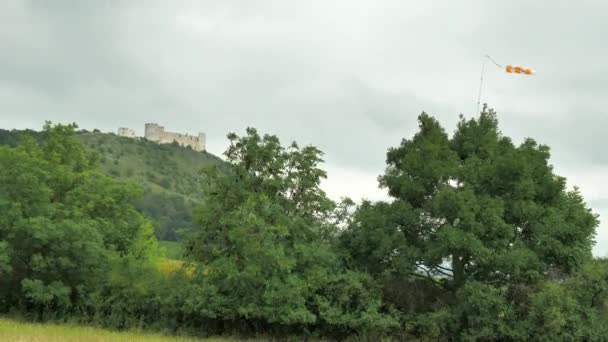 チェコ共和国南モラビア地方ブドウ畑の上の丘の上に悪意のある城遺跡 — ストック動画