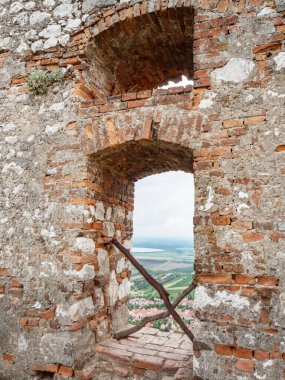 Güvenlik için çapraz ahşap parmaklıklı pencere Nove Mlyny baraj bölgesinin yukarısındaki Devicky kalesi harabesi. Güney Moravya, Çek
