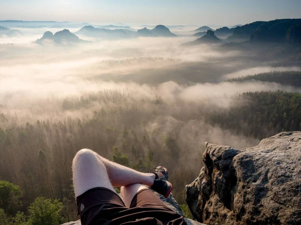 Stopp Während Der Wanderung Und Rast Der Nähe Der Klippe — Stockfoto