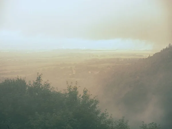 Rotes Nebeltal Seltsame Wetterumkehrung Mit Schweren Wolken Nebel Und Regen — Stockfoto