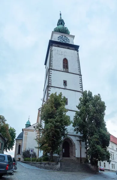 Trebic Checoslováquia Agosto 2021 Torre Grande Branca Cidade Com Relógios — Fotografia de Stock