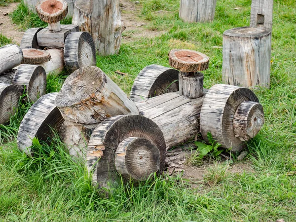 Oude Houten Vrachtwagen Speelgoed Met Anderen Buiten Kinderspeelplaats Natuurlijke Materialen — Stockfoto