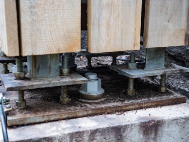 Köprü direği. Kiriş köprüsünün zeminde beton tabanlı birleşimi