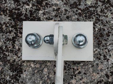 Top view of cup head fındık destek balta tutmak granit rosck üzerine inşa edildi 