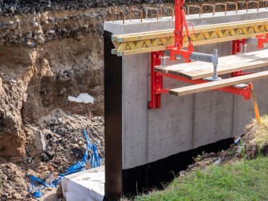 Güçlendirilmiş beton blok, beton dökme hazırlığı. İnşaat halindeki bir binanın temellerinin oluşturulması