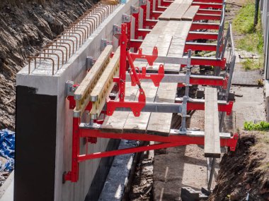 Güçlendirilmiş beton blok, beton dökme hazırlığı. İnşaat halindeki bir binanın temellerinin oluşturulması
