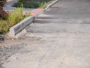 Yeni yol inşaatı. Kaldırımı, kaldırımı ve kaldırımı kaldırımla onar