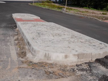 Yayalar Osland 'ı geçiyor. Yaya geçidine. Şehirdeki kalabalık yollarda aylaklar için bir güvenlik yarasını kapatıyorum..