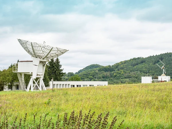 Antena Transmissão Por Satélite Grande Dispositivo Comunicação Remota Prado — Fotografia de Stock