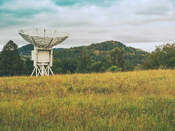 Duży Radioteleskop Znajduje Się Pod Zielonymi Wzgórzami Przed Zachmurzonym Niebem — Zdjęcie stockowe