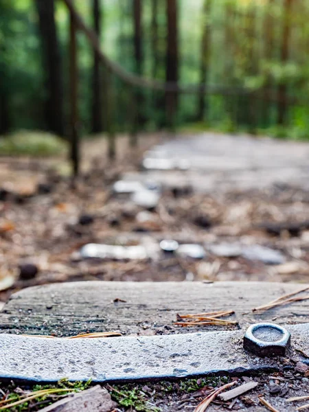 Stahlklemme Mit Rostiger Schraube Holzweg Und Treppe Über Steinigen Boden — Stockfoto