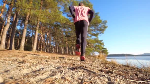 Mladý Muž Běží Podél Pobřeží Při Západu Slunce — Stock video