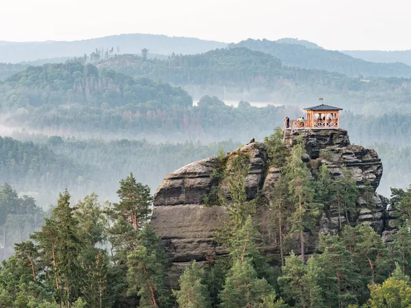 Frühstück Morgengrauen Einem Restaurierten Pavillon Auf Dem Marrina Rock Nebliges — Stockfoto