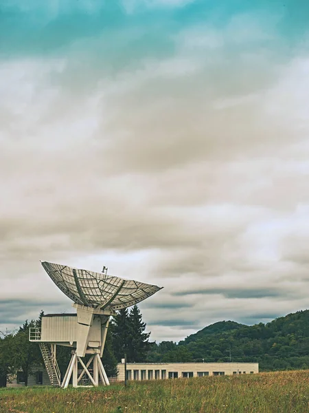 大規模な無線望遠鏡施設 宇宙の信号に耳を傾ける 牧草地にあるアンテナ施設 — ストック写真