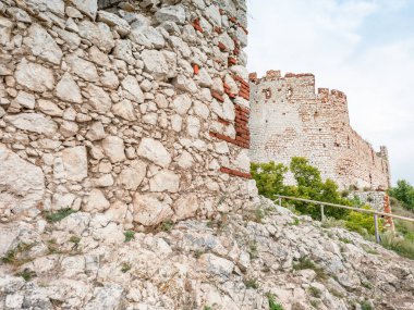 Devicky ya da Divci Hrady kalesi. Güney Moravya, Palava Çek Cumhuriyeti 'ndeki Kireçtaşı Gotik Kalesi harabesi