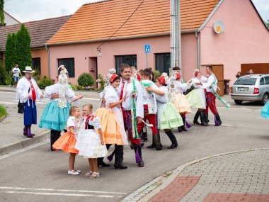 Milovice, Çek Cumhuriyeti 28 Ağustos 2021. Halk ziyafeti. Şarkılı ve danslı geleneksel kostümler.