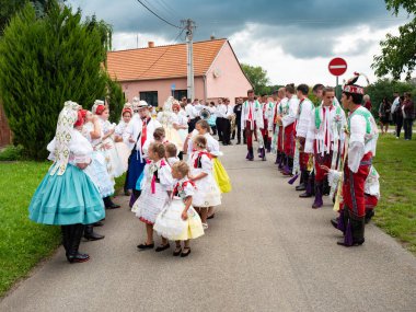 Milovice, Çek Cumhuriyeti 28 Ağustos 2021. Geleneksel Moravya ziyafeti. Geleneksel Morava halk kostümü giymiş gençler. Renkli elbise.