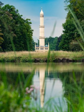 Çek Cumhuriyeti 'nin Lednice Valtice bölgesindeki Minaret romantik gözcü kulesi. Dyje nehrinin üzerine bak.