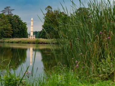 Çek Cumhuriyeti 'nin Lednice Valtice bölgesindeki Minaret romantik gözcü kulesi. Dyje nehrinin üzerine bak.
