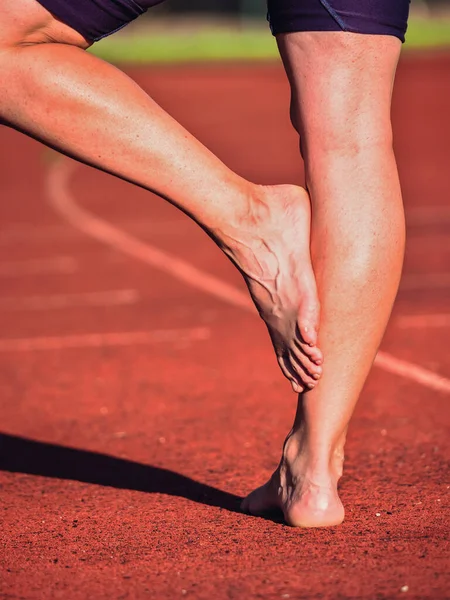 Çalışan Bir Kadının Çıplak Bacakları Akşam Koşusu Için Zaman Kazandırdı — Stok fotoğraf