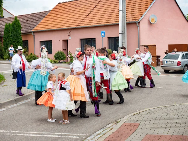 Milovice, Çek Cumhuriyeti 28 Ağustos 2021. Halk ziyafeti. Şarkılı ve danslı geleneksel kostümler.