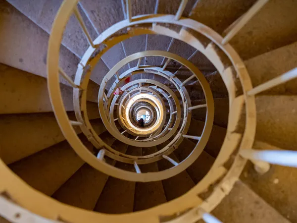 Blick Den Minarettturm Auf Den Besucher Der Über Eine Drehtreppe — Stockfoto