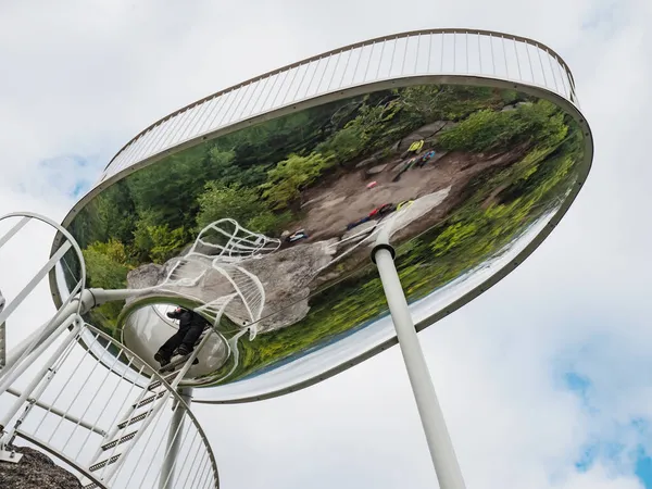 Hoher Aussichtsturm Design Einer Komischen Sprechblase Wald Flache Einstellung Interessanter — Stockfoto