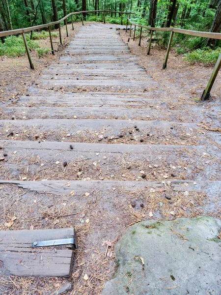 Braçadeira Aço Com Parafuso Enferrujado Pés Madeira Escadaria Sobre Terreno — Fotografia de Stock