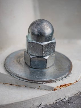 Çinko kaplama fındık parçaları granit taştaki vidalara vidalanmış..