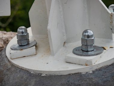 Köprü inşaatı doğal granitle sabitlendi. Srews, Wachers ve cuphead fındıklı.. 