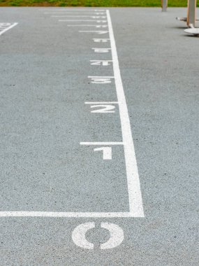 Yumuşak kauçuk yüzey ve diğer numaralarda sıfır numara. Rakamlarla seksek oynamak. Açık hava oyun parkı