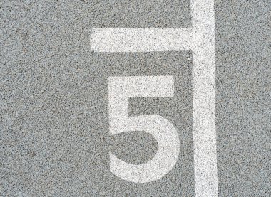 Yumuşak kauçuk yüzeyde beş numara boyalı. Rakamlarla seksek oynamak. Beşinci olasılık bu. Açık hava oyun parkı