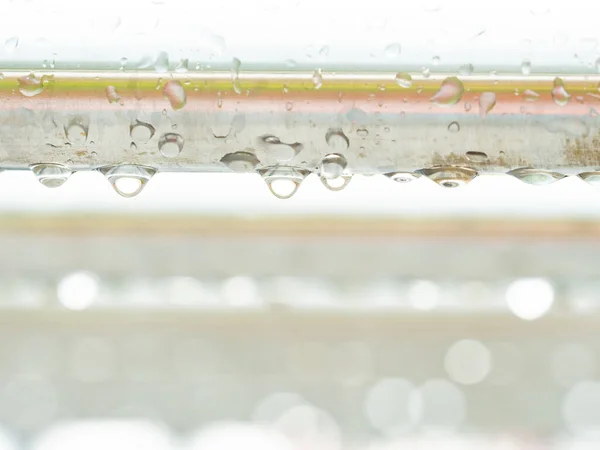 Morgendlicher Regentropfen Auf Das Geländer Aus Rostfreiem Stahl Detail — Stockfoto