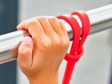 Egzersiz lastiğini esneten bir kadının elleri. Egzersiz fitneleri