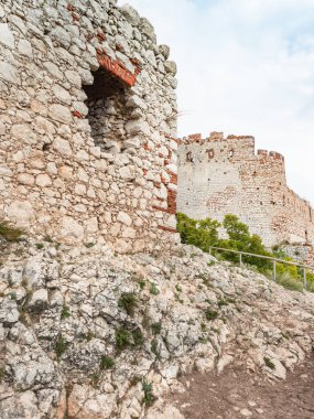 13. yüzyıldan kalma beyaz kireçtaşından yapılmış bir kaleye tırmanmak. Palava bölgesindeki Devicky kalesi. Güney Moravya, Çek