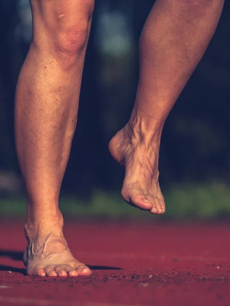 Çalışan Bir Kadının Çıplak Bacakları Akşam Koşusu Için Zaman Kazandırdı — Stok fotoğraf