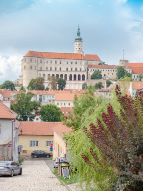 Mikulov şehrinde yaz tatili. Güzel Mikulov kalesi, Güney Moravya, Çek Cumhuriyeti