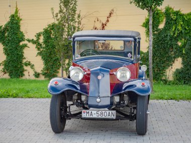 Palavsky Oldtimer, Çekoslovakya 'daki şarap Zajeci' deki vintage ralli gösterisi. 27 Ağustos 2021 'de. Çekoslovak model otomobil Tatra 12. Tarihsel arabalar yarışmaya başladı.