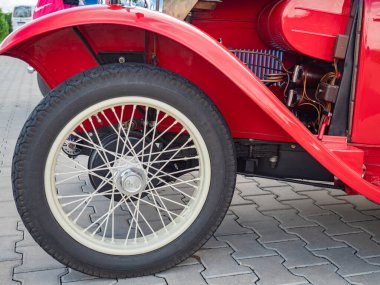 Palavsky Oldtimer, Çekoslovakya 'daki şarap Zajeci' deki vintage ralli gösterisi. 27 Ağustos 2021 'de. Aero klasik arabasının ön tekerleği, yaklaşın. Tarihsel arabalar yarışmaya başladı.