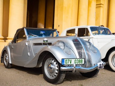 Palavsky Oldtimer, Lednice Şato Bahçesi, Çekoslovakya 'daki vintage ralli gösterisi. 28 Ağustos 2021 'de. Tarihsel arabalar yarışmaya başladı.