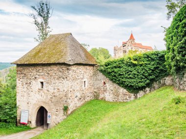 Pernstejn Şatosu 13. yüzyıldan kalma dağlık bölgenin doğu kıyısında yer almaktadır. Çek Cumhuriyeti, Nedvedice 'deki Pernstejn köyünün üzerindeki şato