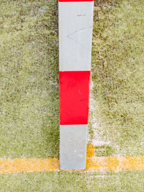 Kapı çerçevesinin ayrıntıları, kırmızı beyaz kapılı. Açık hava futbolu ya da hentbol sahası