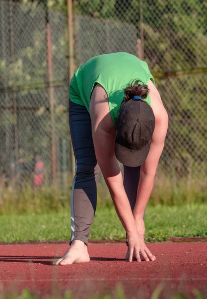 Spor Kadını Bacak Kaslarını Esnetiyor Okul Stadında Koşmadan Önce Geriye — Stok fotoğraf