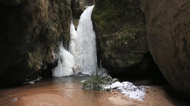 Frozen Little Adrspach Waterfall Red Sand Snow Icicles Beach Waterfall — Stock video